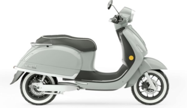 От Германия идва Kumpan, старитал през 1954 г., който има стил и форми от годините на първия бум на скутерите. Представен през 2021-а и на цена от 7349 евро. Електрически скутер, оборудван с две батерии за декларирана автономност до 110 км , презареждащи се за четири часа. Двигателят със 7 kW може да осигури максимална скорост от 100 км/ч.

